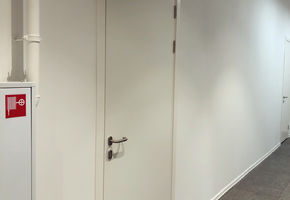 Ламинированные двери в проекте Главный офис ПСК ДОМ