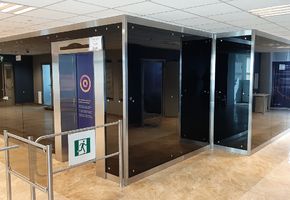 Стационарные перегородки в проекте Облицовка стен стеклом и установка сантехкабин в торговом центре Магеллан