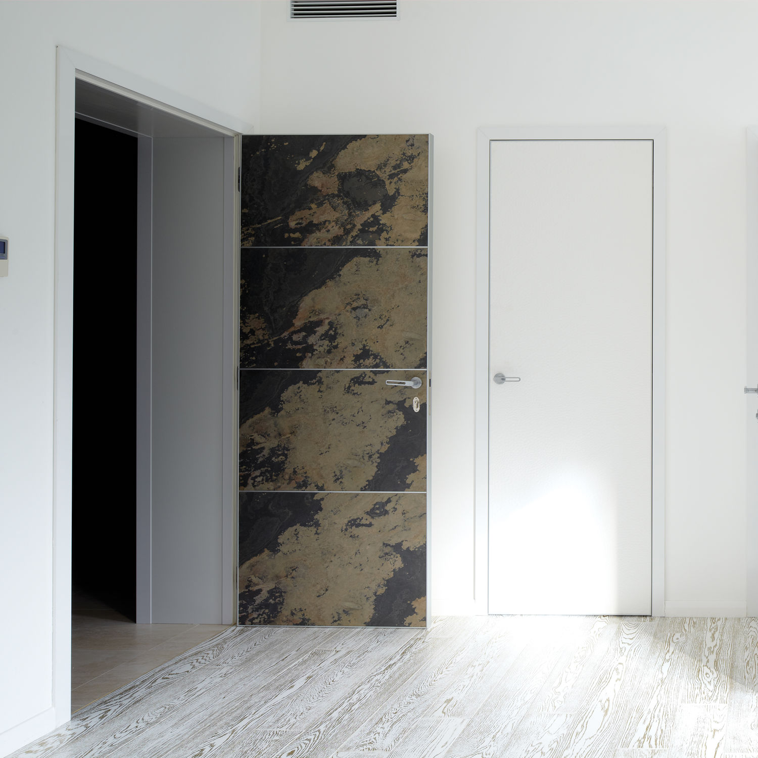 Фото Дверь в каменном шпоне