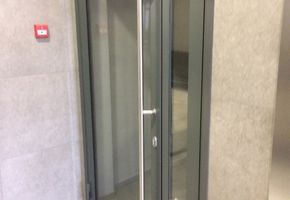 Двери в алюминиевой обвязке в проекте Вертикаль, Клубный дом