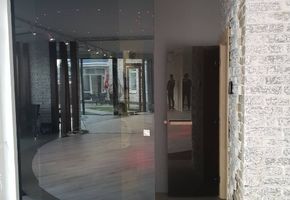 Цельностеклянные двери в проекте Частный интерьер №51