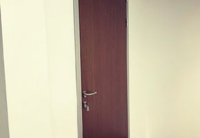 Шпонированные двери в проекте Главный офис ПСК ДОМ