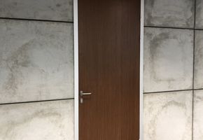 Шпонированные двери в проекте Главный офис ПСК ДОМ