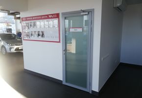 Двери в алюминиевой обвязке в проекте Автосалон KIA