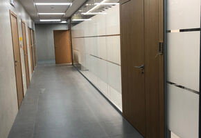 Шпонированные двери в проекте Установка офисных перегородок и дверей для офиса компании ПАО Новатек в г. Новый Уренгой