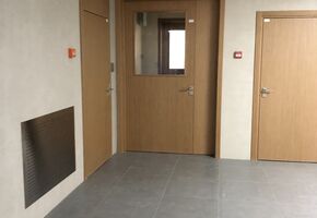 Шпонированные двери в проекте Установка офисных перегородок и дверей для офиса компании ПАО Новатек в г. Новый Уренгой