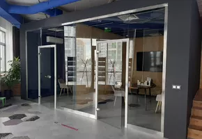 Цельностеклянные двери в проекте Перегородки и ограждения из стекла для застройщика Страна