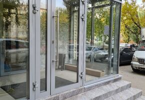 Цельностеклянные двери в проекте Остекленные фасадные конструкции для компании Флагман
