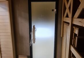 Цельностеклянные двери в проекте Террасная доска и двери для 