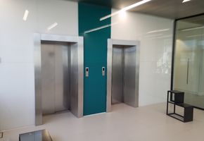 Облицовка стеклом в проекте Перегородки, двери, панели для административно-бытового здания Сибур АБК