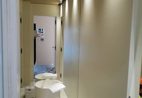 Облицовка стеклом в проекте Перегородки, двери, панели для административно-бытового здания Сибур АБК