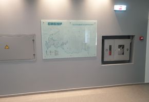Облицовка стеклом в проекте Перегородки, двери, панели для административно-бытового здания Сибур АБК