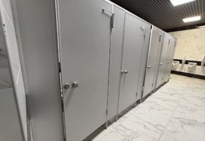 Туалетные перегородки в проекте Изделия Nayada в ТЦ "Европа" в Нижневартовске