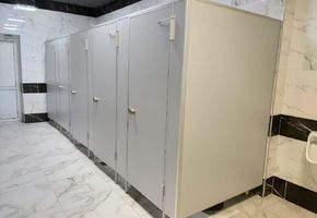 Туалетные перегородки в проекте Изделия Nayada в ТЦ 
