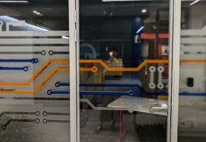 Двери Intero W в проекте Изготовление и монтаж стационарных перегородок TWIN и двери Nayada Intero W г. Екатеринбург в IT-компании «Тензор»