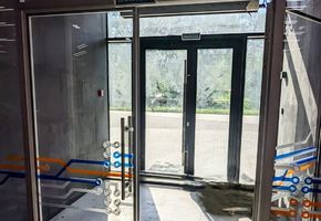Двери Intero W в проекте Изготовление и монтаж стационарных перегородок TWIN и двери Nayada Intero W г. Екатеринбург в IT-компании «Тензор»