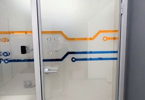 Двери Intero W в проекте Изготовление и монтаж стационарных перегородок TWIN и двери Nayada Intero W г. Екатеринбург в IT-компании «Тензор»