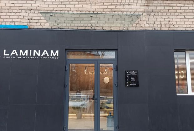 Проект Цельностеклянные козырьки для салона «Laminam» г. Тюмень