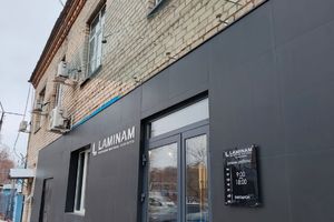 Проект Цельностеклянные козырьки для салона «Laminam» г. Тюмень