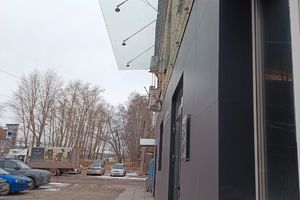 Проект Цельностеклянные козырьки для салона «Laminam» г. Тюмень
