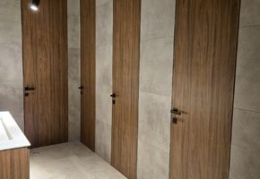 Ламинированные двери в проекте Установка дверей и перегородок в центральном офисе Застройщика Брусника