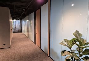 NAYADA SmartGlass в проекте Установка дверей и перегородок в центральном офисе Застройщика Брусника