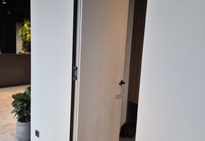 Противопожарные двери в проекте Установка дверей и перегородок в центральном офисе Застройщика Брусника