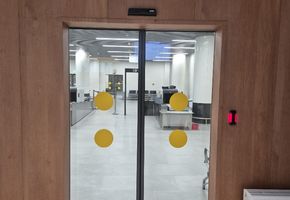 Автоматические двери в проекте Монтаж дверей и перегородок в Международном аэропорту Рощино имени Д. И. Менделеева