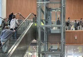 Облицовка стеклом в проекте Монтаж дверей и перегородок в Международном аэропорту Рощино имени Д. И. Менделеева