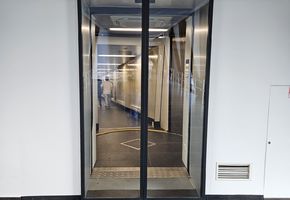 Автоматические двери в проекте Установка автоматических дверей и облицовка стен стеклом в аэропорту Нового Уренгоя