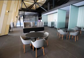 Облицовка стеклом в проекте Установка автоматических дверей и облицовка стен стеклом в аэропорту Нового Уренгоя