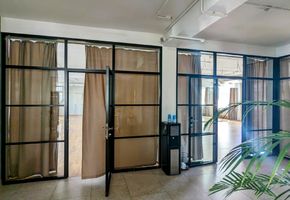 NAYADA-Quadro в проекте Перегородки и двери Nayada-Quadro для студии йоги г. Екатеринбург ул. Бажова, 70.