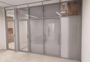 NAYADA-Standart в проекте Стационарные перегородки Nayada – Standart и Дверь Nayada Vitrage II в офис продаж для СЗ «Родина»