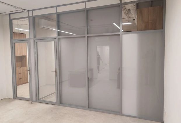 Проект Стационарные перегородки Nayada – Standart и Дверь Nayada Vitrage II в офис продаж для СЗ «Родина»