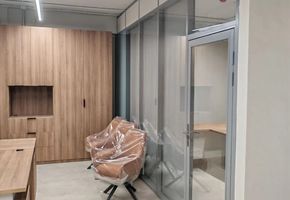 NAYADA-Standart в проекте Стационарные перегородки Nayada – Standart и Дверь Nayada Vitrage II в офис продаж для СЗ «Родина»