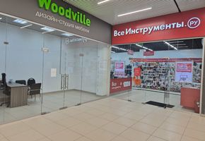 Цельностеклянные двери в проекте Изготовление цельностеклянной перегородки для дизайн-студии мебели Woodville