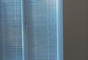 Рулонные шторы и жалюзи в проекте Горизонтальные алюминиевые жалюзи для стоматологии «Азур-Дент»