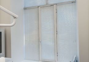 Рулонные шторы и жалюзи в проекте Горизонтальные алюминиевые жалюзи для стоматологии «Азур-Дент»