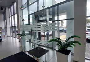 NAYADA-Crystal в проекте Изготовление цельностеклянной перегородки и входной группы для автосалона Chery г. Пермь
