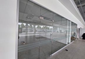 NAYADA-Crystal в проекте Изготовление цельностеклянной перегородки и входной группы для автосалона Chery г. Пермь