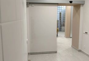 Автоматические двери в проекте Установка откатных дверей и цельностеклянной перегородки Nayada Crystal для стоматологии Дэнт-Элит г. Екатеринбург