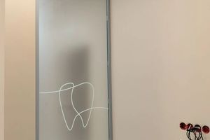 Проект Установка откатных дверей и цельностеклянной перегородки Nayada Crystal для стоматологии Дэнт-Элит г. Екатеринбург