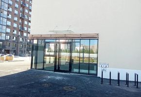 Козырьки и навесы из стекла в проекте Цельностеклянные козырьки для ЖК «Меридиан Слобода». г. Тюмень