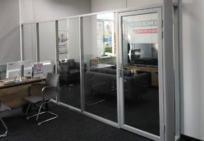 Стеклянная перегородка в автоломбарде Московский капитал, Тюмень