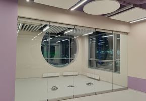 Установка стеклянных раздвижных перегородок NAYADA SmartWall G5 в кванториуме, Новый Уренгой