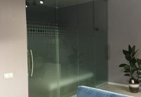 Изготовление и монтаж межкомнатных стеклянных дверей и стеклянных душевых