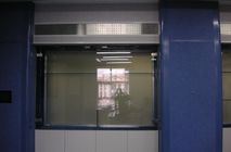 Компания Наяда-Тюмень выполнила работы по изготовлению и установке стеклянной складной двери (по типу «гармошка»).
