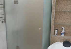 Монтаж стеклянных душевых  в Тюмени