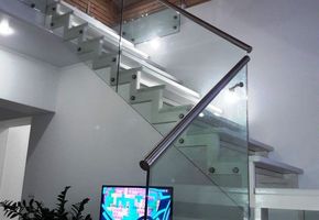 Установка в частном интерьере  лестничных ограждений  и  душевых из стекла