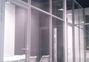 Установка   офисных  стеклянных перегородок